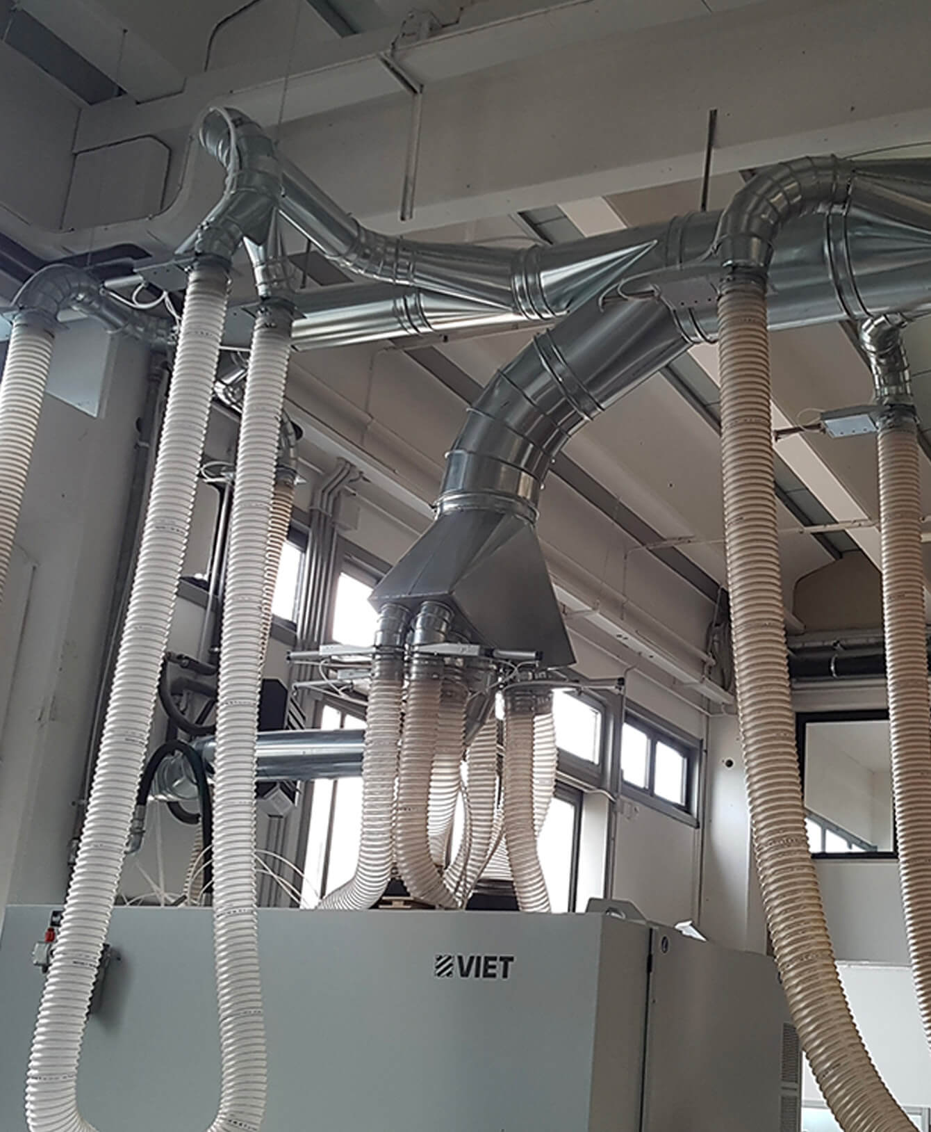 Impianto di aspirazione collegato a macchinari CNC per lavorazione del legno - Sartec impianti