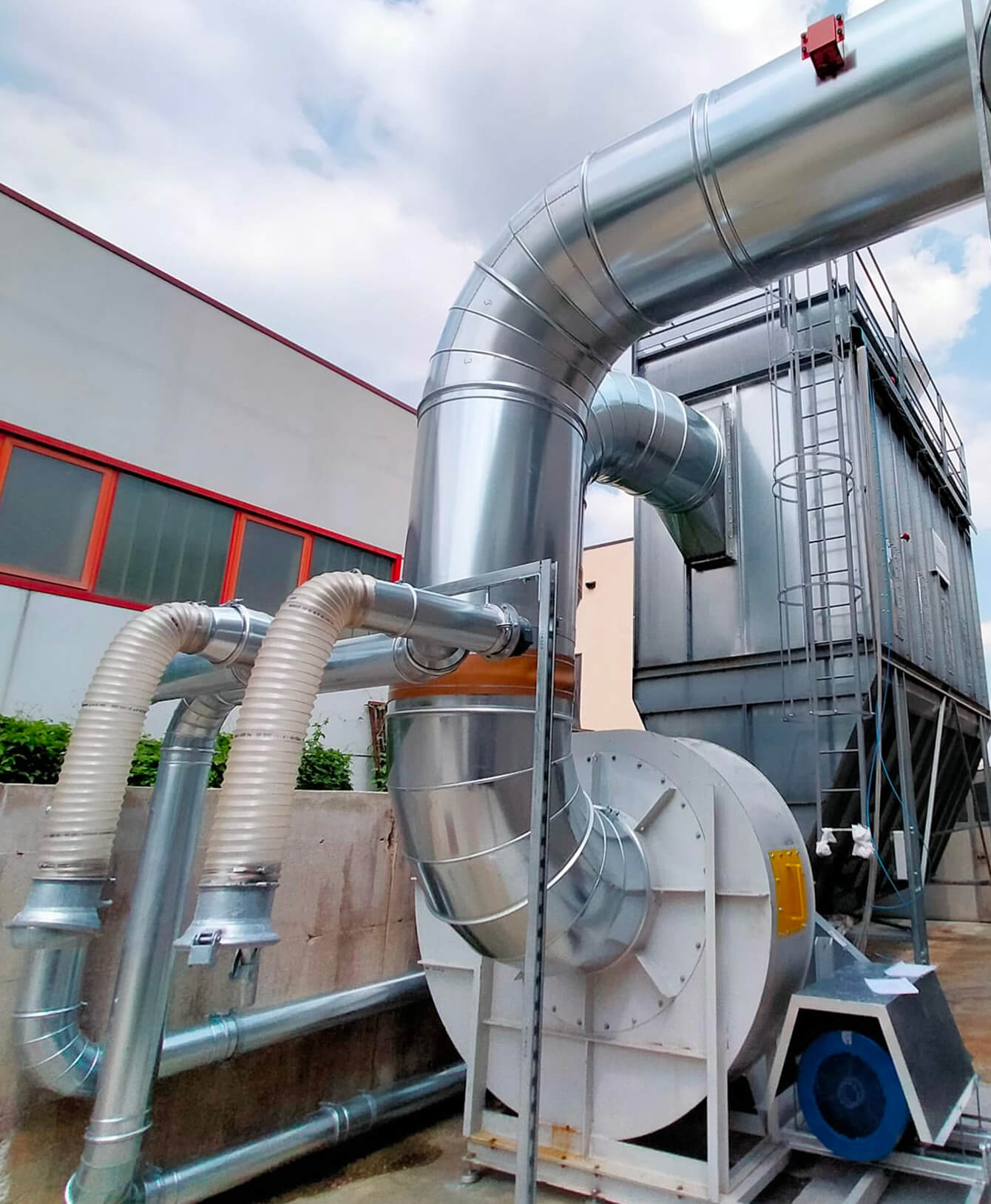 Sistema di aspirazione polveri legno con ventilatore industriale e rete di tubazioni - Sartec Impianti